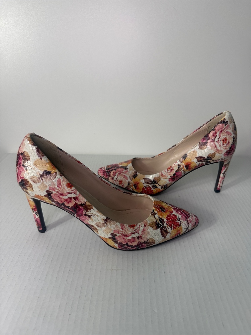 Cole Haan Floral Pointed-Toe Pumps size 8.5